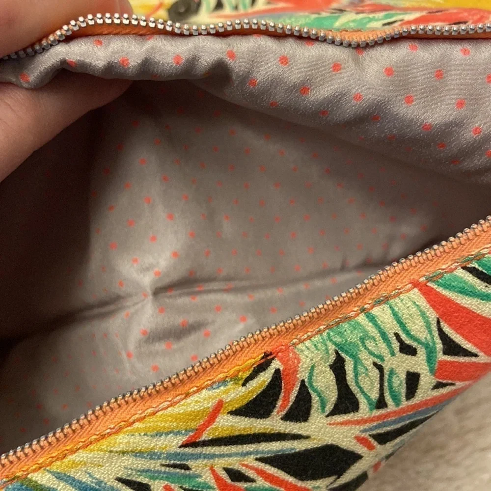 NWOT Very Unique Peach 🍑 Embroidered Clutch!